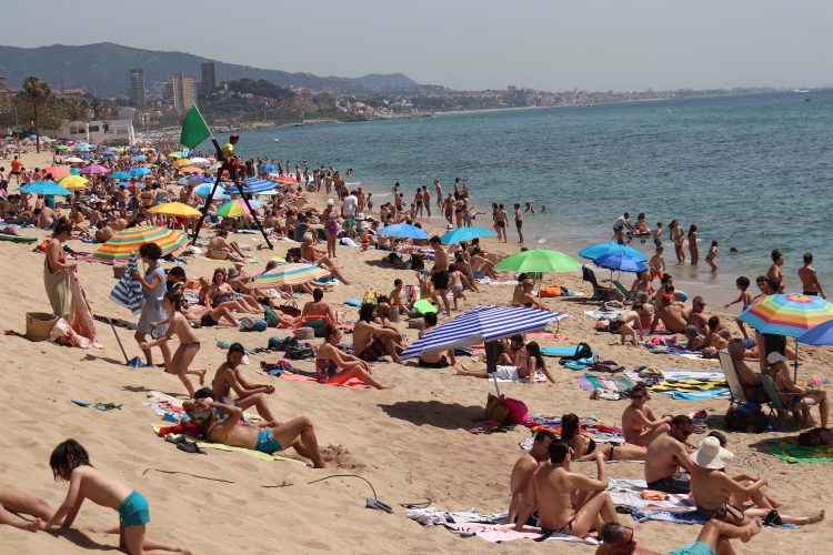 Badalona's beach full of sunbathers on May 22, 2022 (by Aina Martí)
